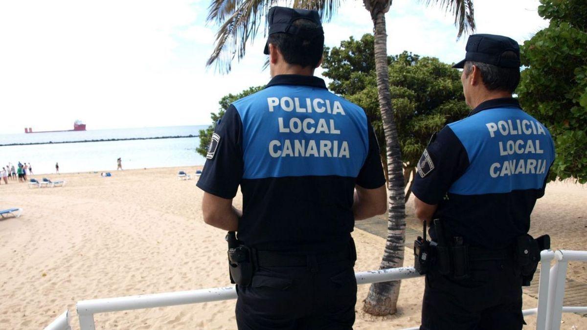 Efectivos de la Policía local de Santa Cruz de Tenerife, en la playa de Las Teresitas.