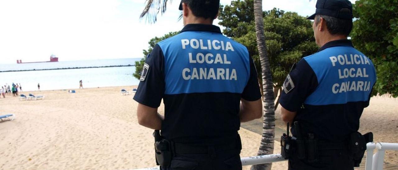 Efectivos de la Policía local de Santa Cruz de Tenerife, en la playa de Las Teresitas.