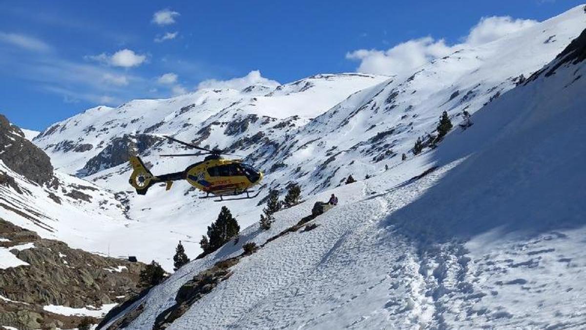 Els Bombers durant un rescat a Queralbs aquest Dilluns de Pasqua.