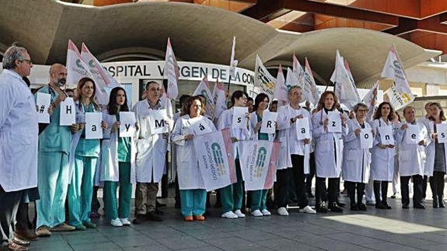 Protesta de los médicos a la entrada del hospital Virgen de la Concha, convocada por Cesm.