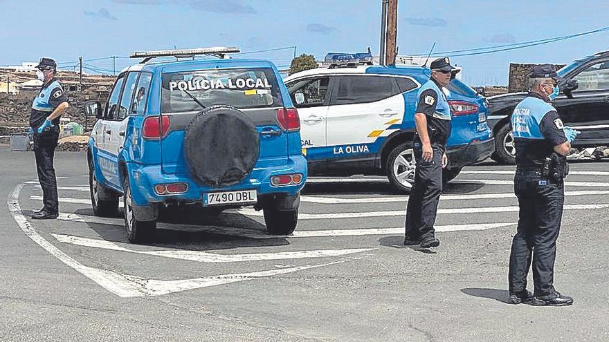 Agentes de la  Policía Local de La Oliva durante un control.