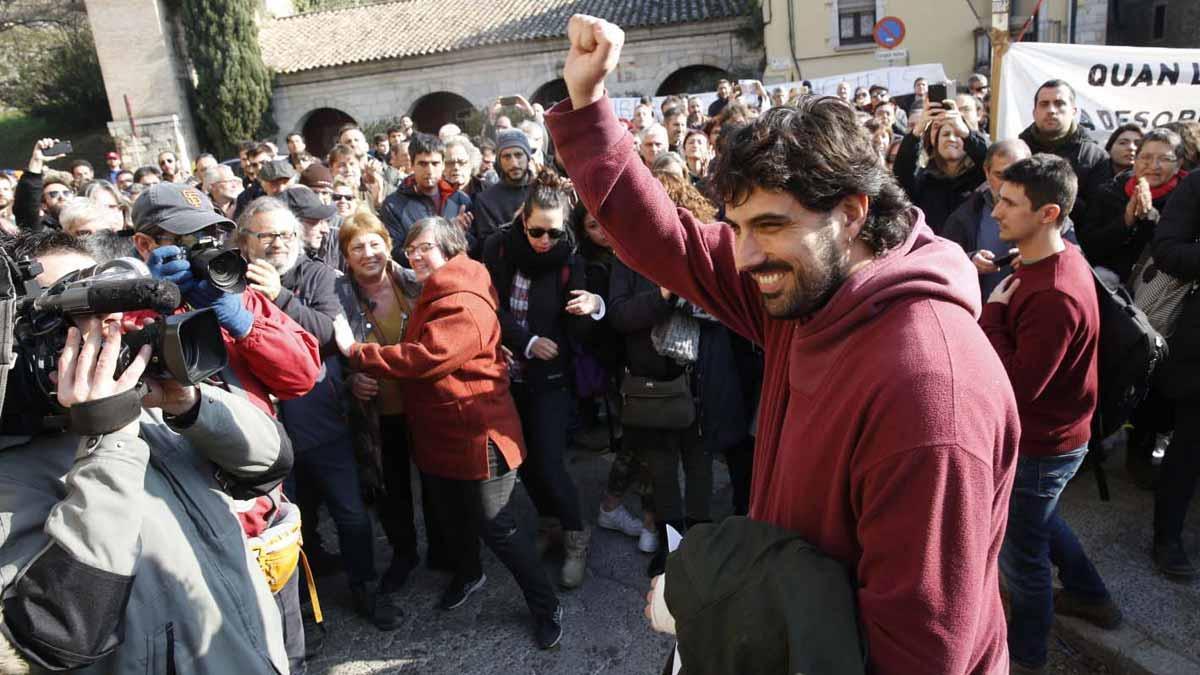 El alcalde de Verges, Ignasi Sabater (CUP), ha quedado en libertad después de pasar cerca de seis horas en la comisaría de la Policía Nacional.