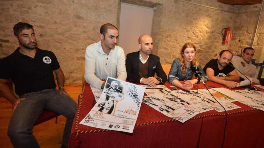 La concelleira Marga Caldas y organizadores en la presentación de la Escuela de Ciclismo. // G. Santos