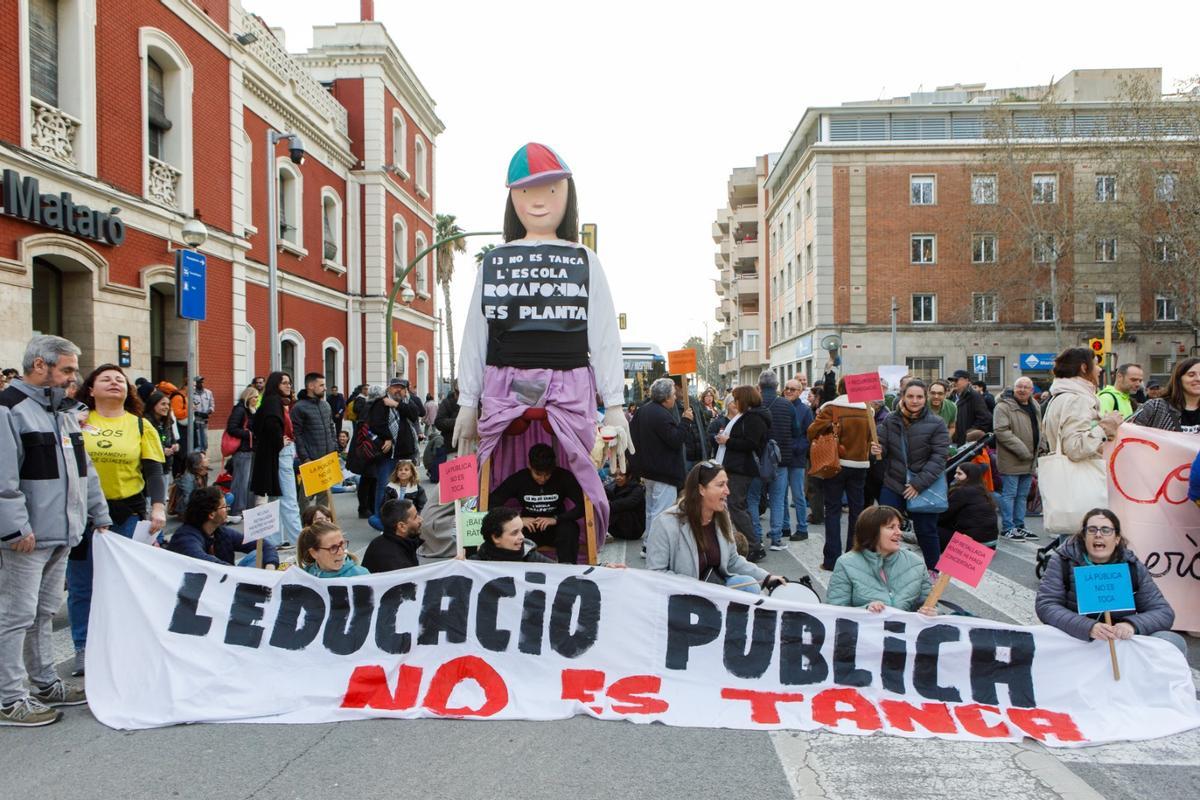 Protesta en Mataró contra el cierre de grupos en la escuela pública, este miércoles.