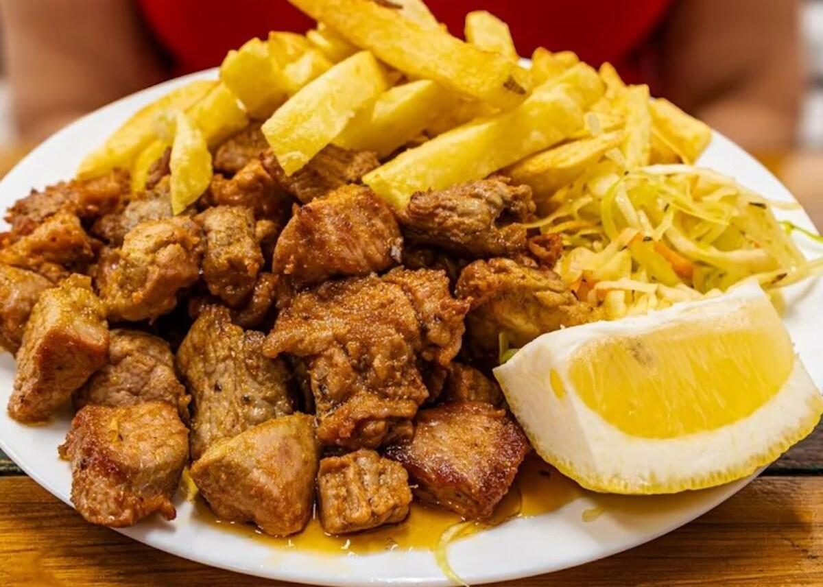 El bochinche ofrece platos de la gatsronomía canaria
