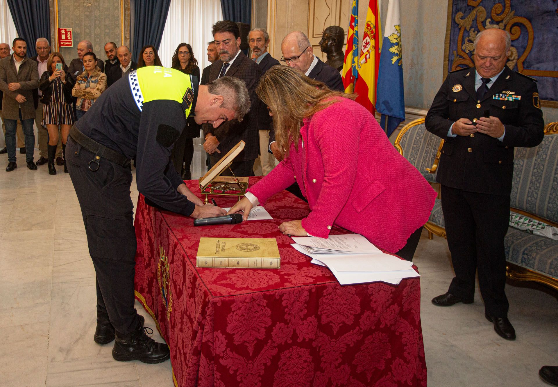 Toma de posesión de 22 Policías Locales y 15 Bomberos