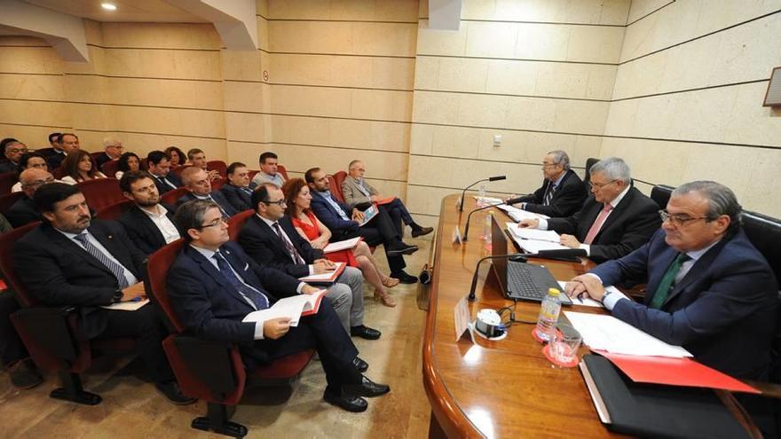 Luis Martínez de Salas, Pedro Díaz y Clemente García, en la mesa presidencial de Avalam.