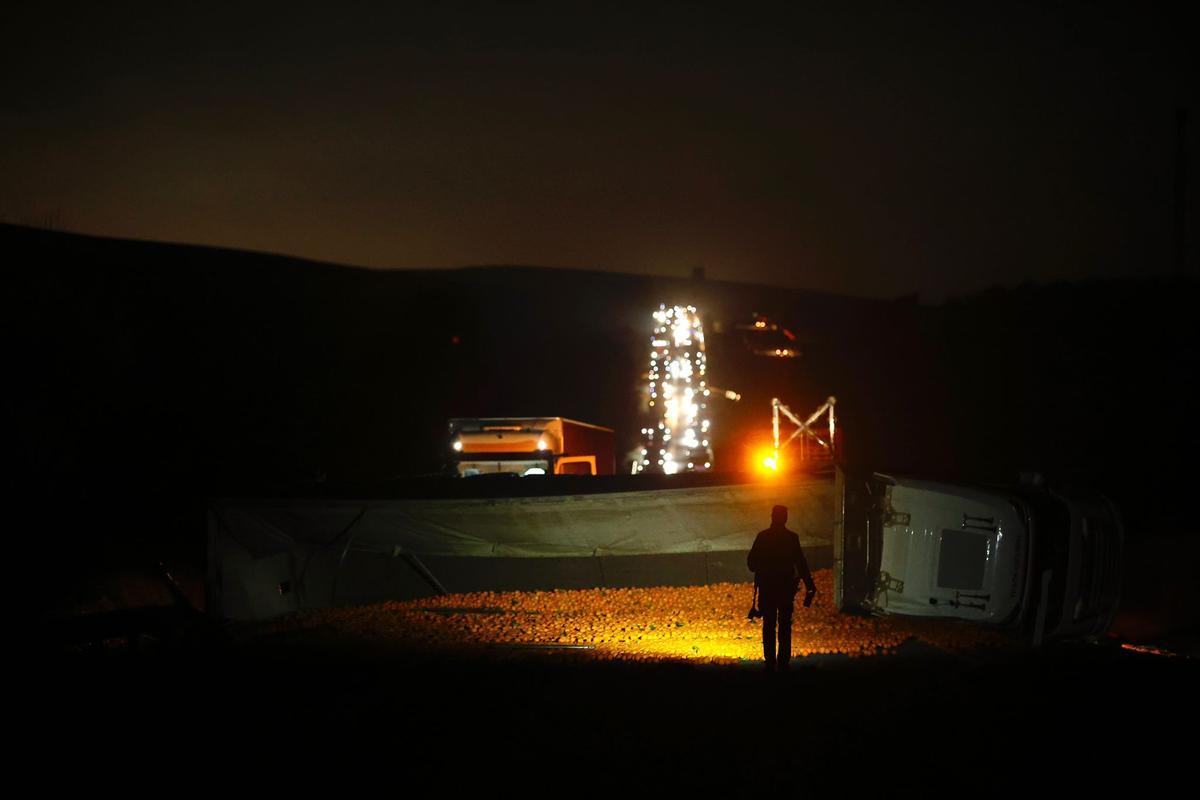 Retenciones provocadas por el camión que ha volcado en la A-4 cerca de la cárcel de Alcolea.