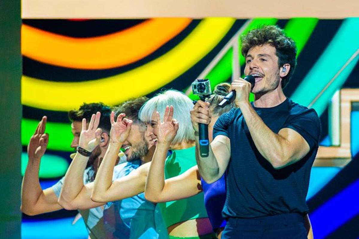 Miki y sus bailarines en un ensayo de Eurovisión