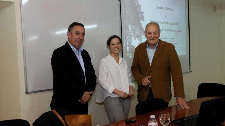 Alejandro Canga, Asun Cámara y Aladino Fernández, antes de iniciarse el acto.