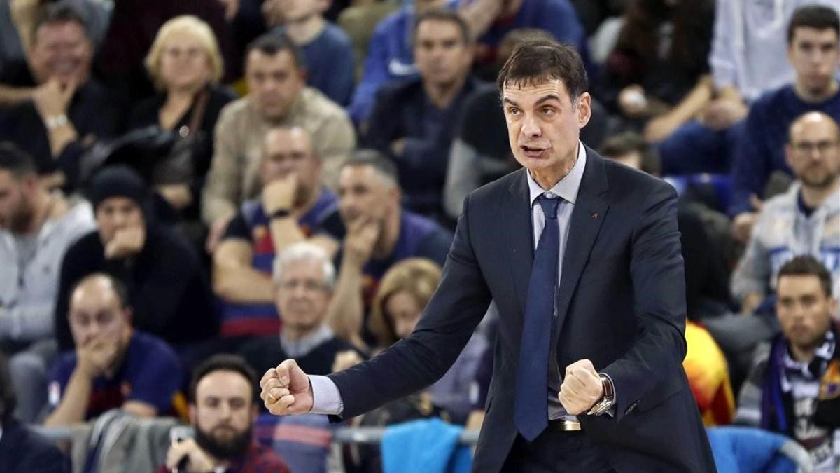 Bartzokas gesticula en la banda en un momento del partido ante el CSKA