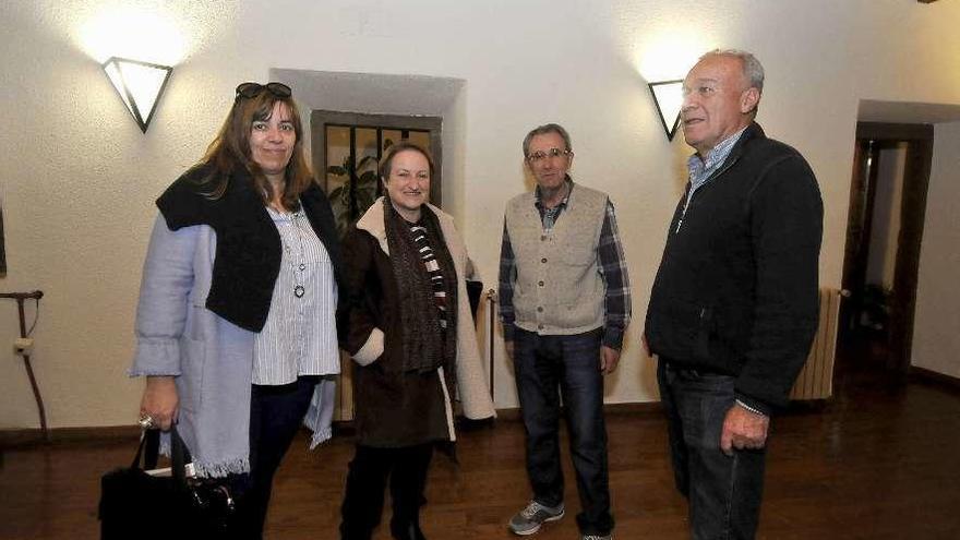 Silvia Martínez, coordinadora del Club en el Nalón, junto a María Isabel Carrera; Francisco Villar, presidente de Cauce del Nalón, y Aladino Fernández.