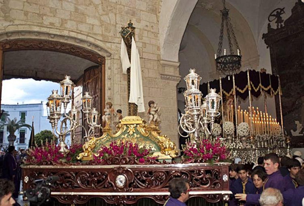 LA ‘PRIMERA’ LA VERA CRUZ, LA HERMANDAD MÁS ANTIGUA DE CASTRO, A SU SALIDA DE LA ASUNCIÓN.