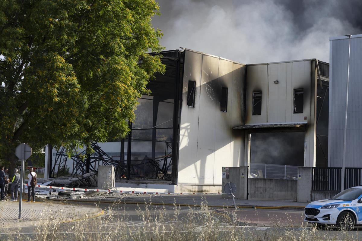 Más de seis dotaciones de bomberos trabajan en la extinción del incendio industrial de Xàtiva