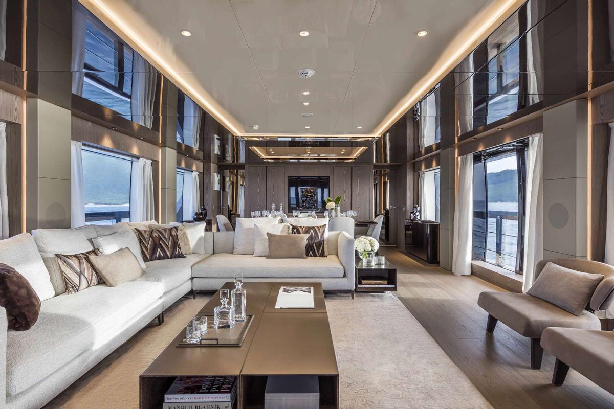 Imágenes de un yate de lujo Saetta 106 construído por Custom Line