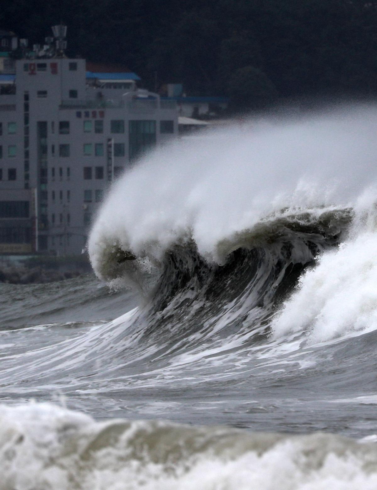 Vista de las olas que golpean la playa de Haeundae en Busan, Corea del Sur.