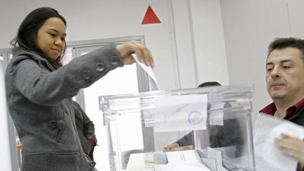 Una joven vota en un colegio electoral de Barcelona en los anteriores comicios autonómicos.