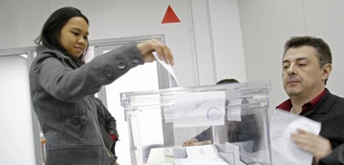 Una joven vota en un colegio electoral de Barcelona en los anteriores comicios autonómicos. Una joven vota en un colegio electoral de Barcelona en los anteriores comicios autonómicos.