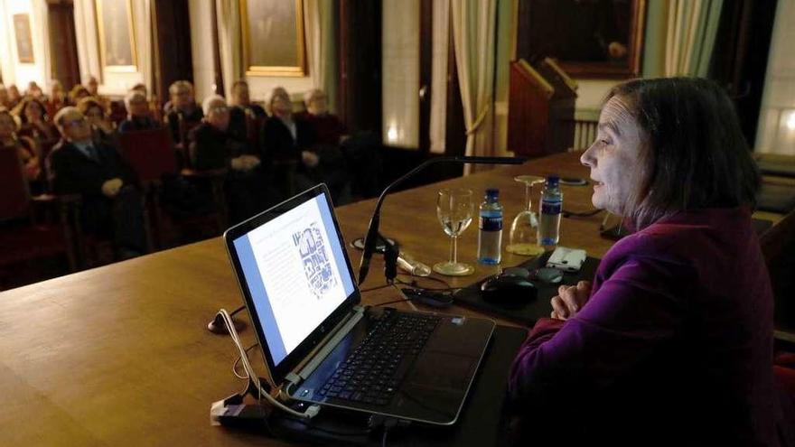 La historiadora Pilar García Cuetos, ayer, durante su conferencia en el RIDEA.