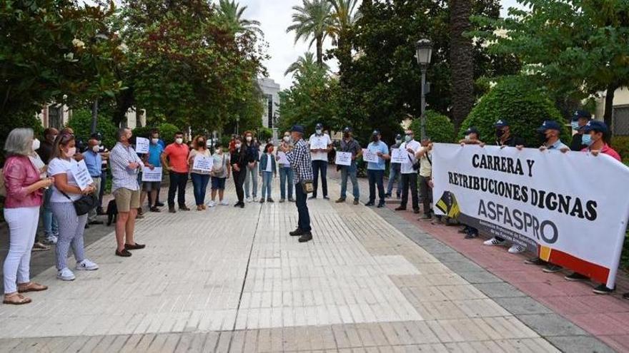 Miguel Ángel Álvarez, delegado pacense de ASFASPRO, en medio de las personas que se manifestaron ayer.