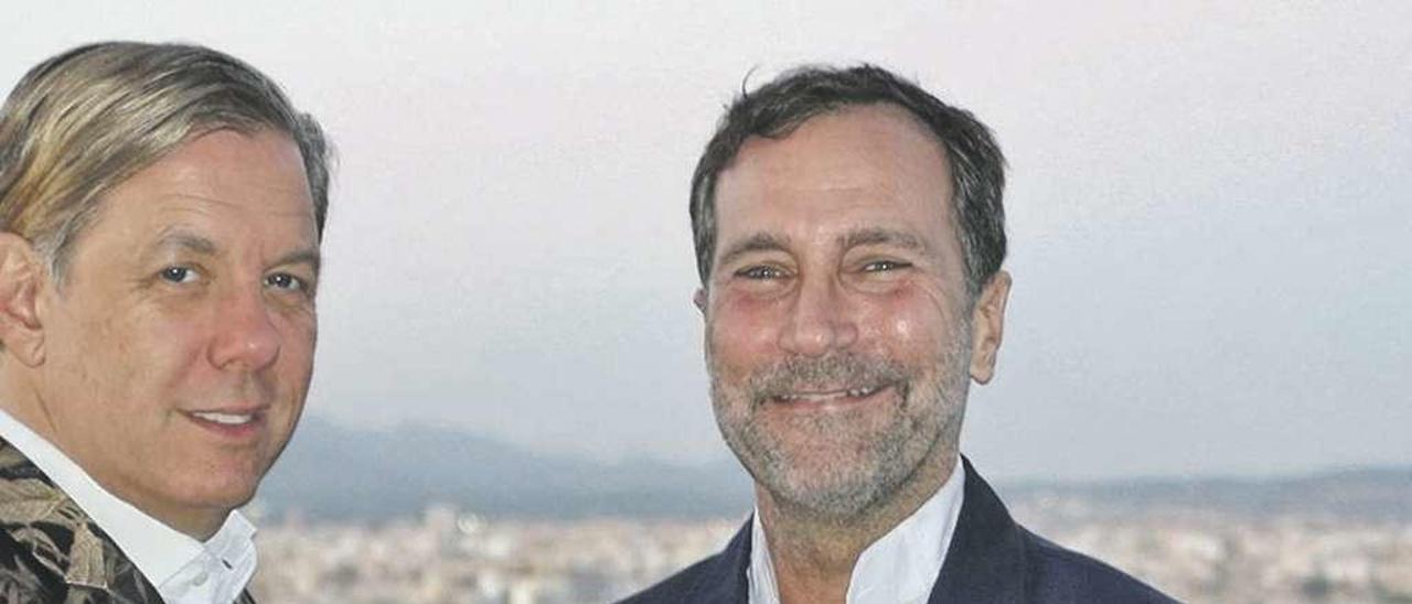 Michael Smith y James Costos, en la terraza de la suite presidencial del GPRO Valparaíso Palace &amp; Spa de Mallorca.