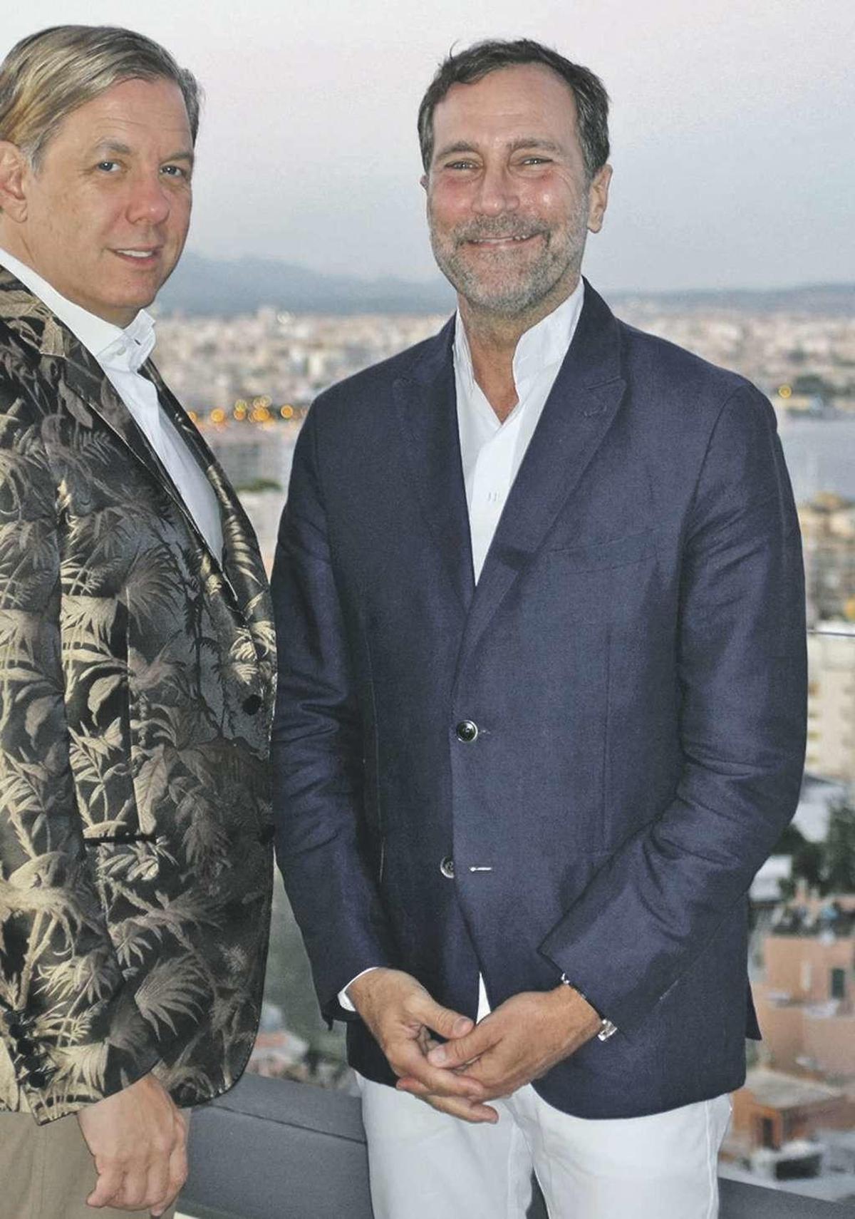 Michael Smith y James Costos, en la terraza de la suite presidencial del GPRO Valparaíso Palace &amp; Spa de Mallorca.