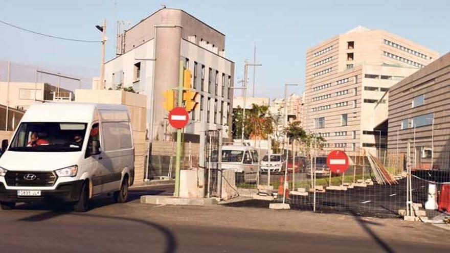 La calle posterior al Palacio de Congresos permanece cerrada en un sentido.