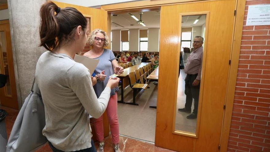 Educación da el ‘OK’ a dos de cada tres profesores de la universidad