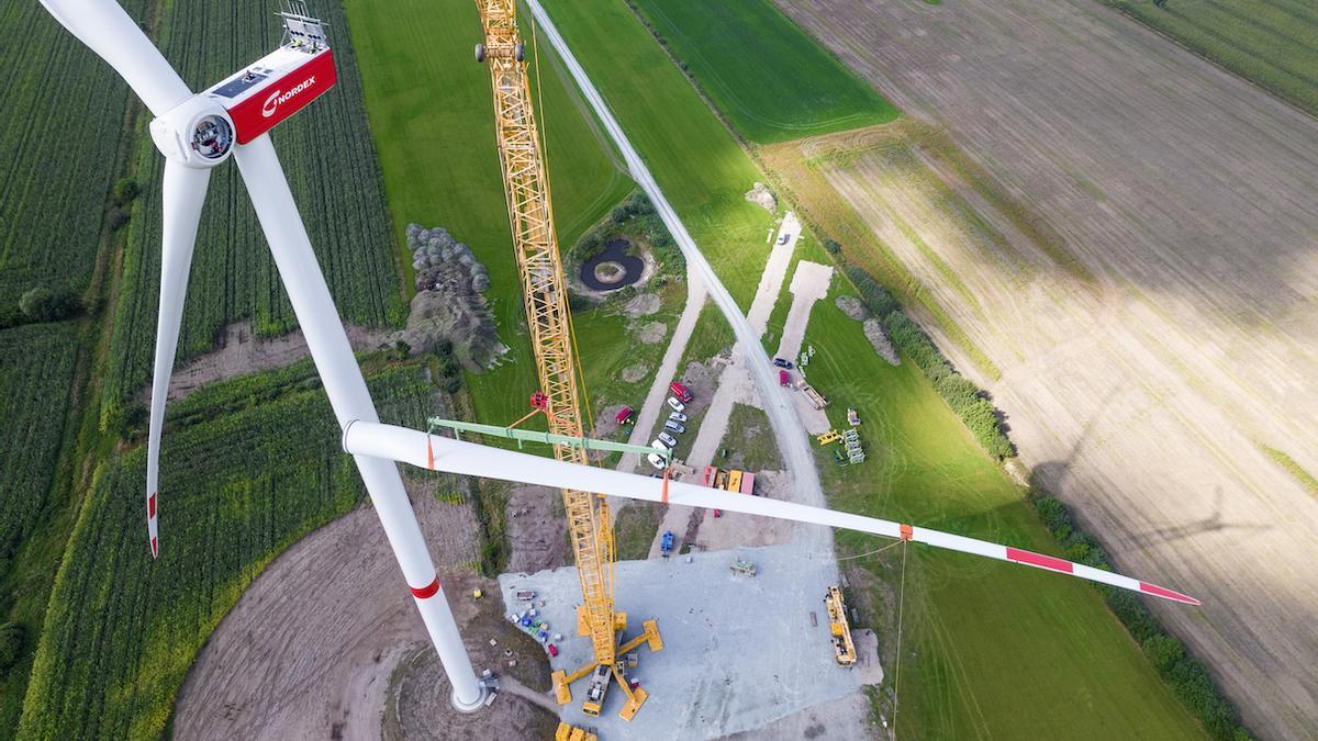 Obras de construcción de un aerogenerador como el que Cárnicas Cinco Villas plantea instalar en Ejea de los Caballeros (Zaragoza).