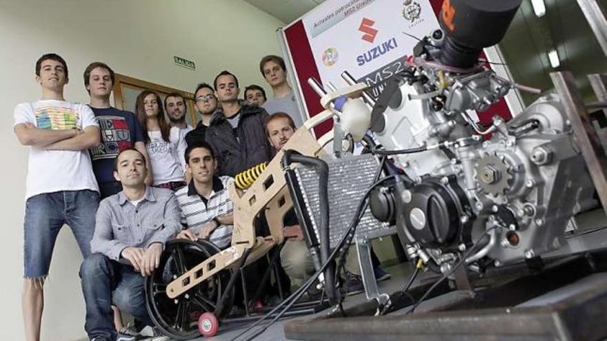 Foto de familia del equipo de la Universidad de Oviedo que participa en la competición «Motostudent» con su diseño.