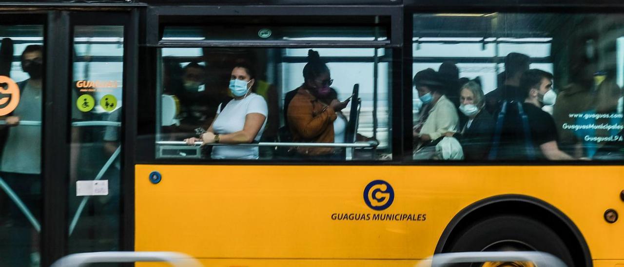 Viajeros en una guagua de la línea 12. | | JOSÉ CARLOS GUERRA