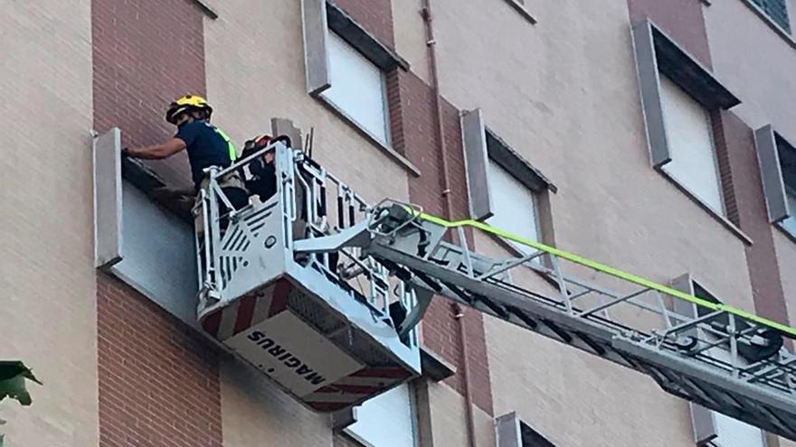 Alarma en Sevilla Este por el desprendimiento de parte de la fachada de un edificio