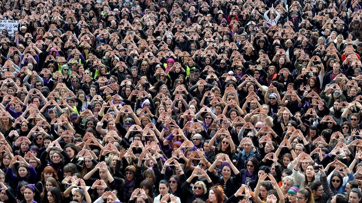 zentauroepp42442298 protesters form triangles with their hands during a demonstr180308184253