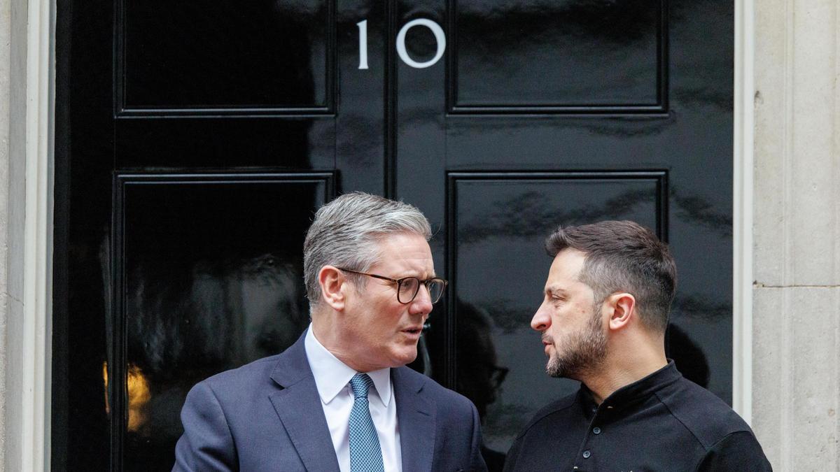 El primer ministro británico, Keir Starmer, y el presidente ucraniano, Volodímir Zelenski, frente al 10 de Downing Street.