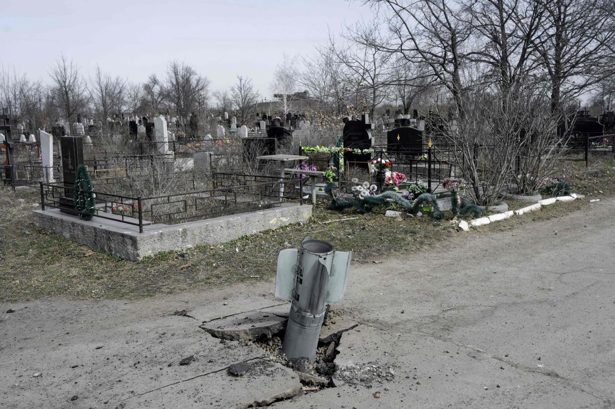 Un cohete sin explotar se muestra en el cementerio de Mykolaiv, en el sur de Ucrania.