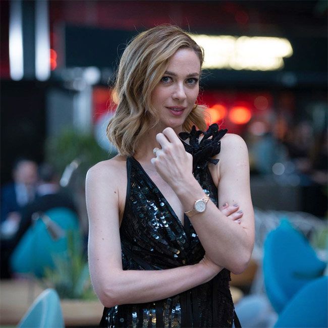 Marta Hazas con vestido negro de lentejuelas en una fiesta