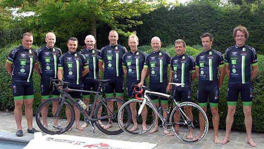 Philippe Vandendorpe, empresario belga fallecido en Gran Canaria (tercero por la derecha), en la formación del equipo ciclista que participaba en carreras de aficionados y de índole benéfico en distintos países centroeuropeos.