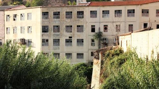 Una de las múltiples naves industriales abandonadas en el cauce de los diferentes ríos de Alcoy.