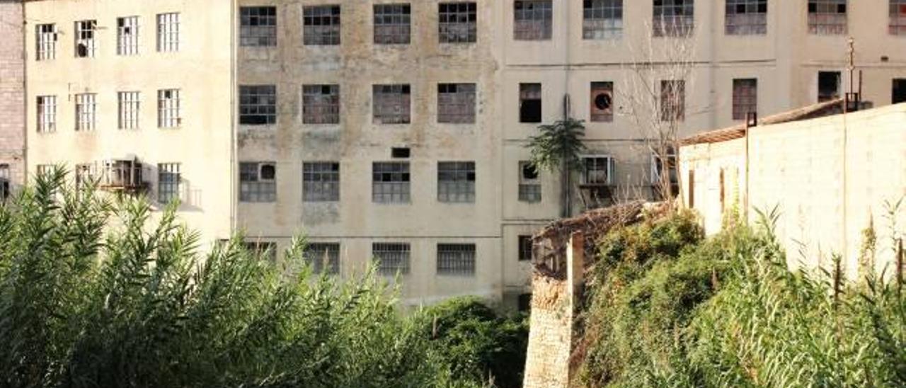 Una de las múltiples naves industriales abandonadas en el cauce de los diferentes ríos de Alcoy.