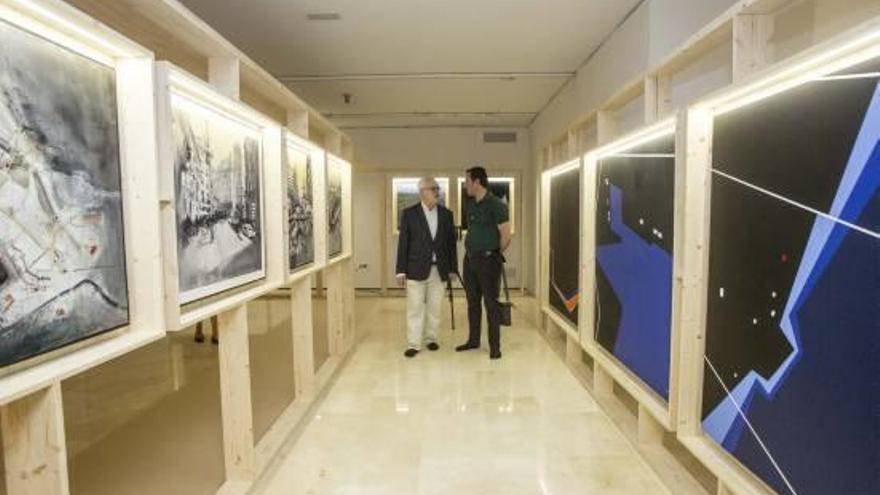 El presidente de la Fundación Caja Mediterráneo, Luis Boyer, y el presidente del CTAA, Juan María Boix García, durante el recorrido a la muestra.