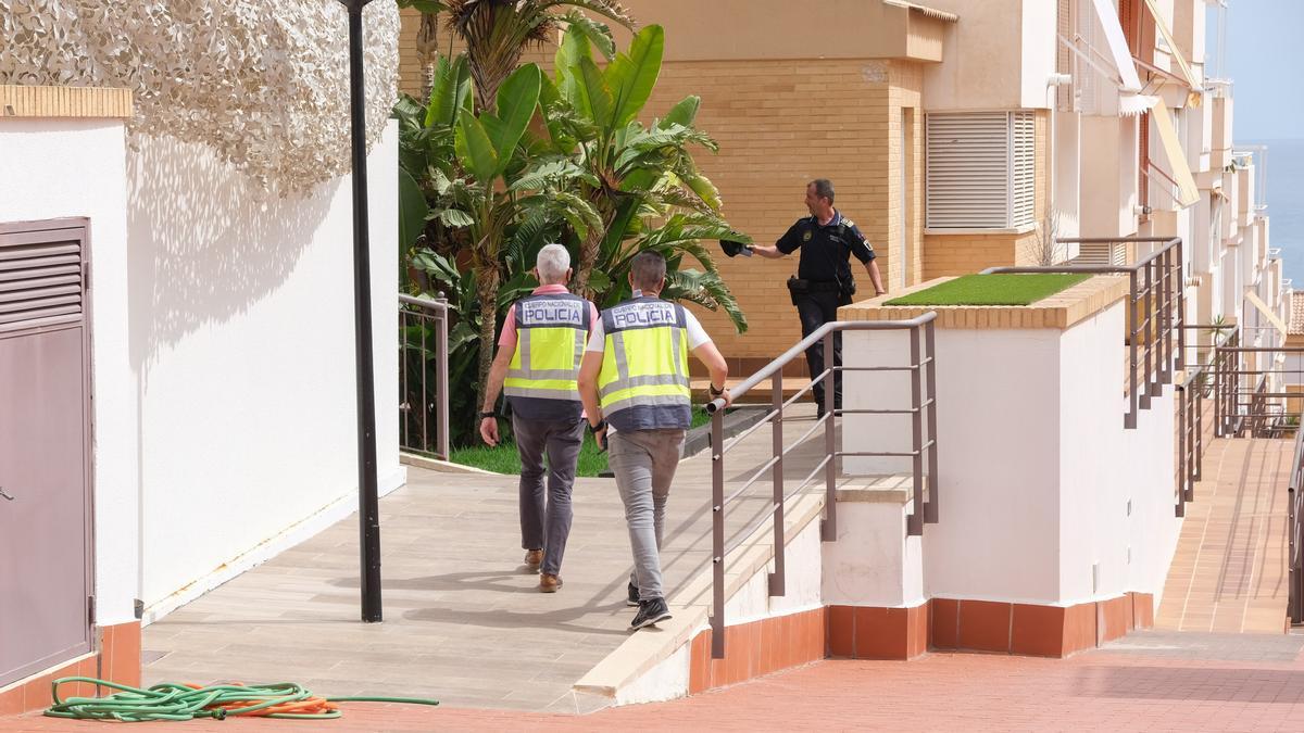 La Policía en la urbanización de Alicante donde se ahogó el menor.