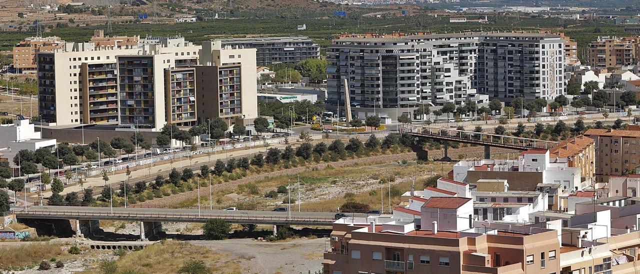 Vista de las zonas residenciales de Sagunt separadas por el cauce del río Palància.  | DANIEL TORTAJADA