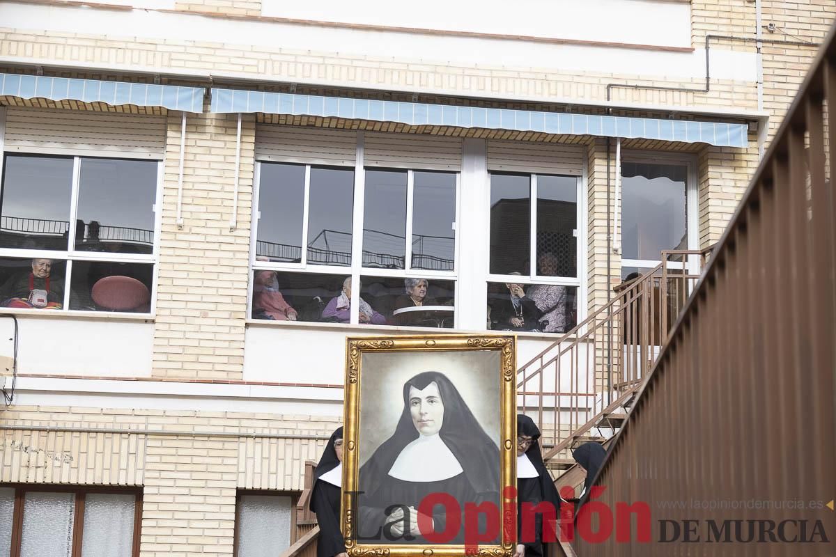 Así ha sido el traslado del cuatro y la reliquia de Santa Teresa de Jornet desde el Asilo hasta la Parroquia de la Concepción en Caravaca