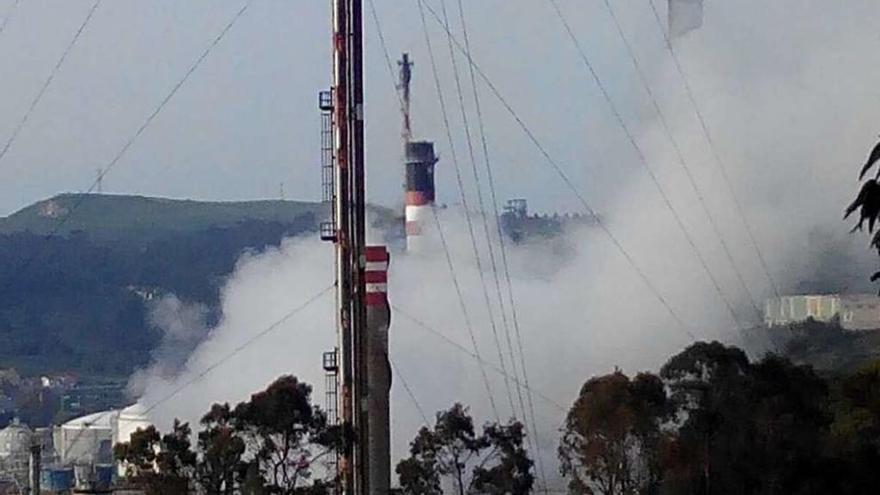 Escape de vapor de auga na refinería trala rotura da tubaxe.