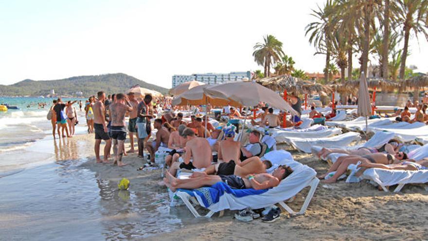 Jóvenes, frente a un &#039;beach club&#039;.