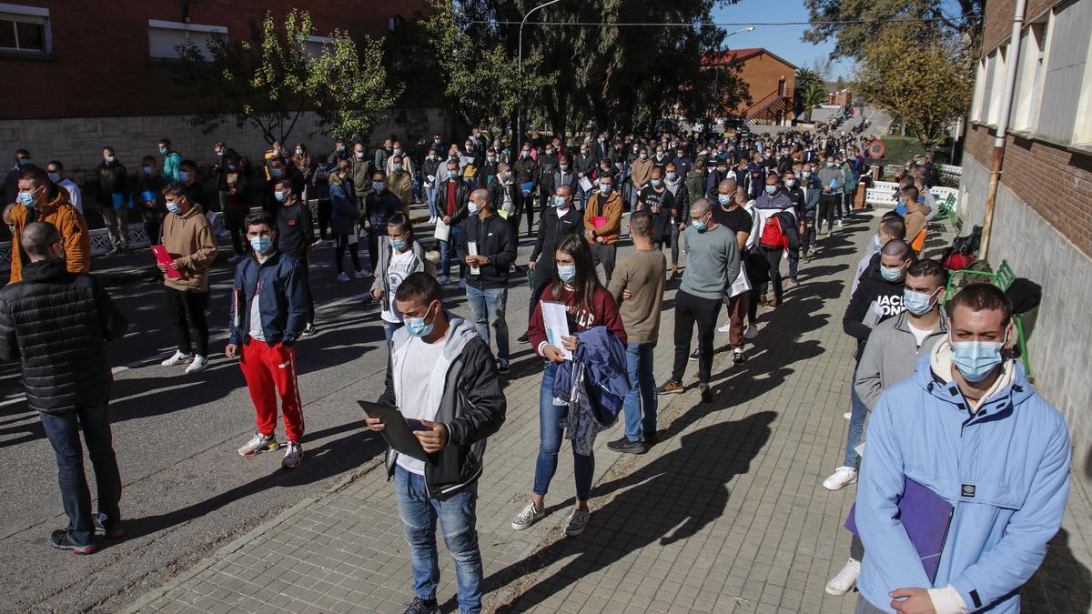 Hileras multitudinarias de alumnos para realizarse el test de antígenos.