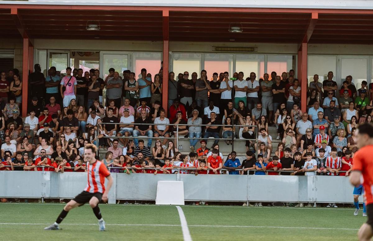 Més de dues mil persones es va aplegar al Municipal de Miànigues per veure el decisiu Porqueres-Bescanó