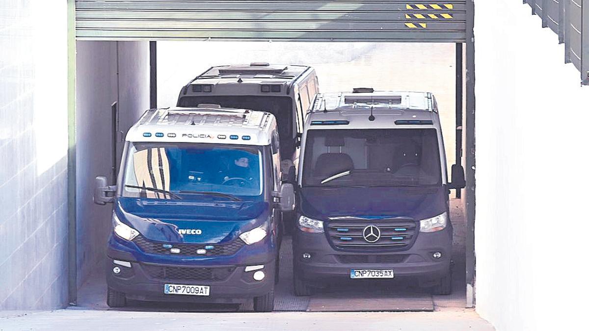 Los furgones de la Policía Nacional, con los detenidos, salieron este viernes a las 15.00 horas de los juzgados de Castellón.