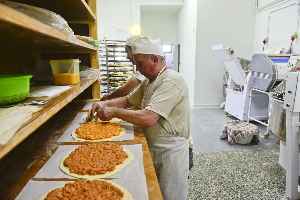 Los empleados de A Milagrosa, preparando sus empanadas.