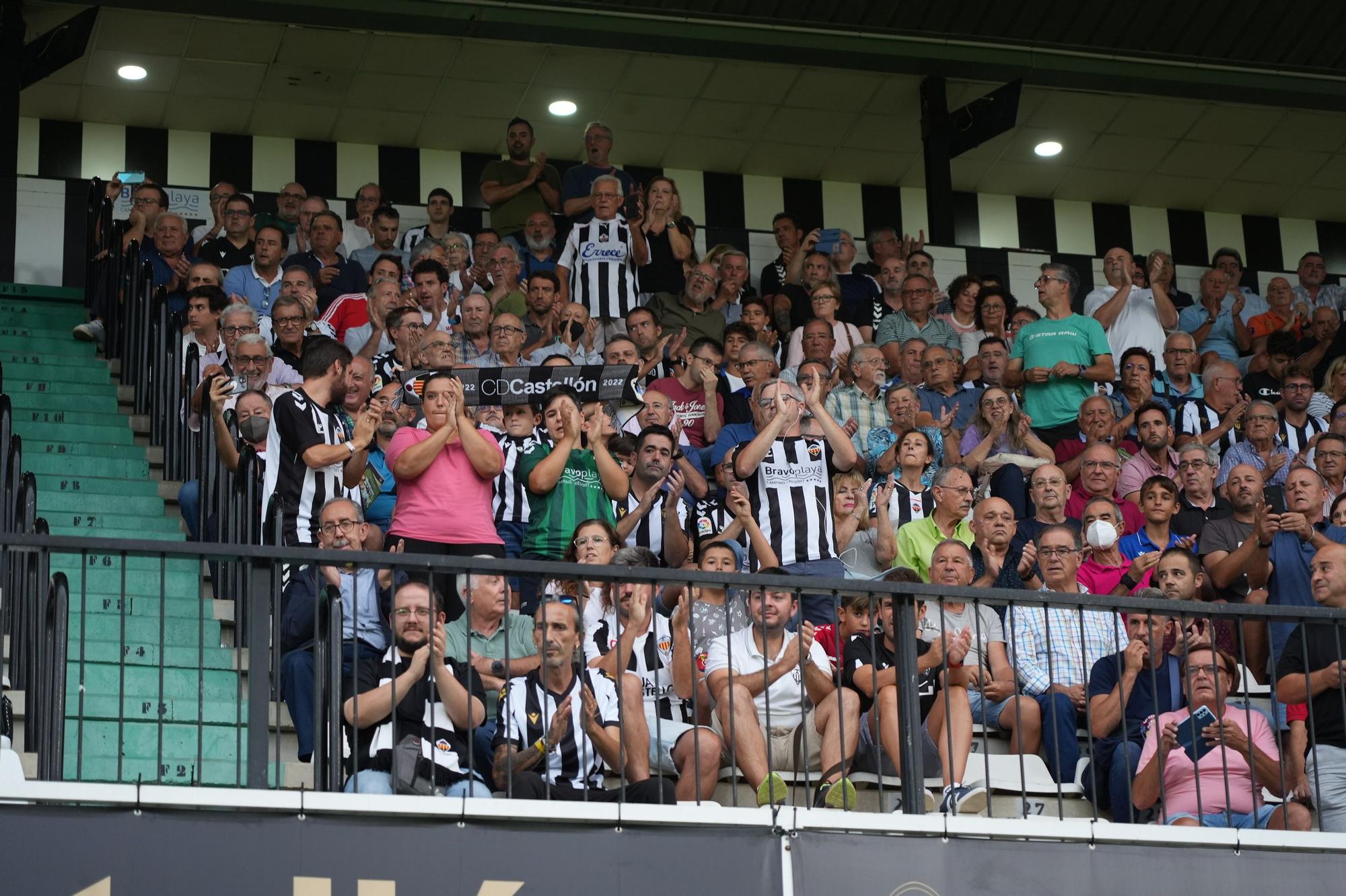 Galería: La afición albinegra disfruta en Castalia de la victoria del CD Castellón